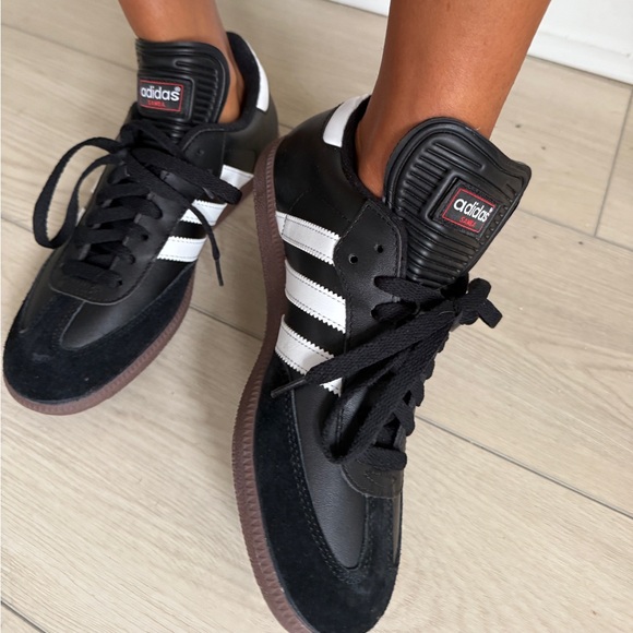 BRAND NEW ADIDAS SAMBAS - Picture 3 of 8